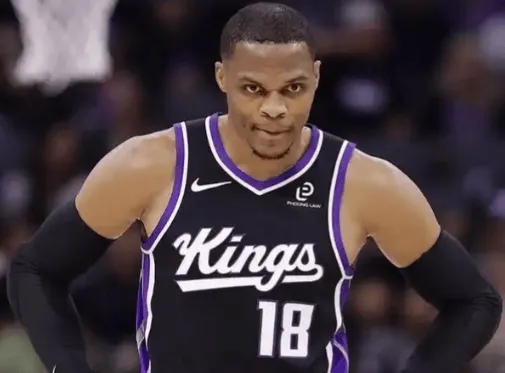 kaiyun-威斯布鲁克半场6投3中，三分5中3得到11分1篮板3助攻1抢断