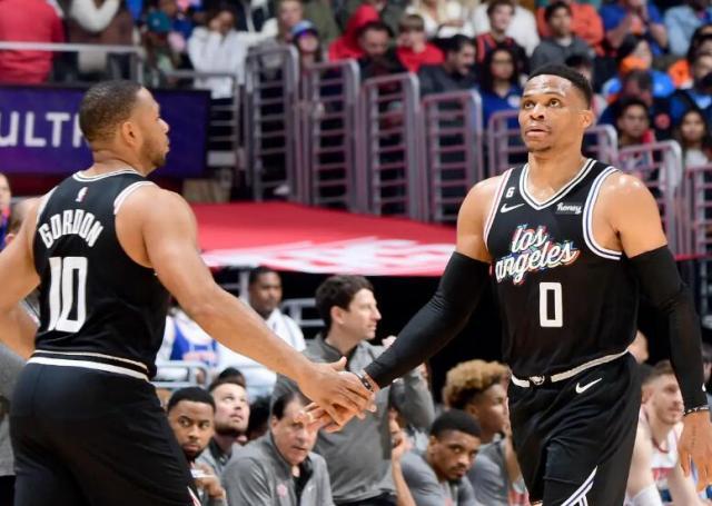 开云官网-34岁韦少被迫转型！指点曼恩展现老将价值