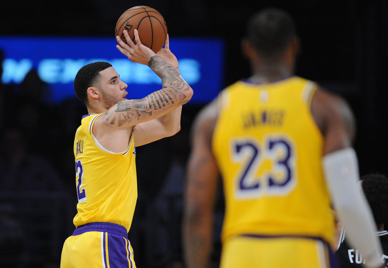 开云APP-湖媒：勇士那样为了交易而交易不可取 湖人应在买断市场签下鲍尔