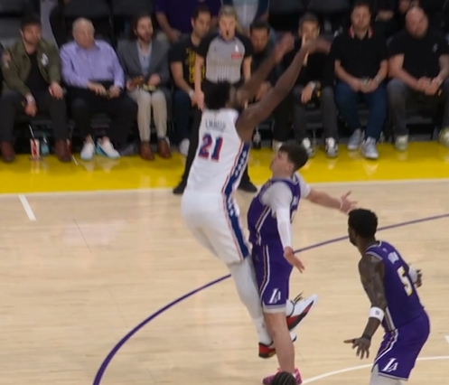 开云官网-这姿势有点搞笑🤣恩比德诡异姿势造成拉拉维亚投篮犯规