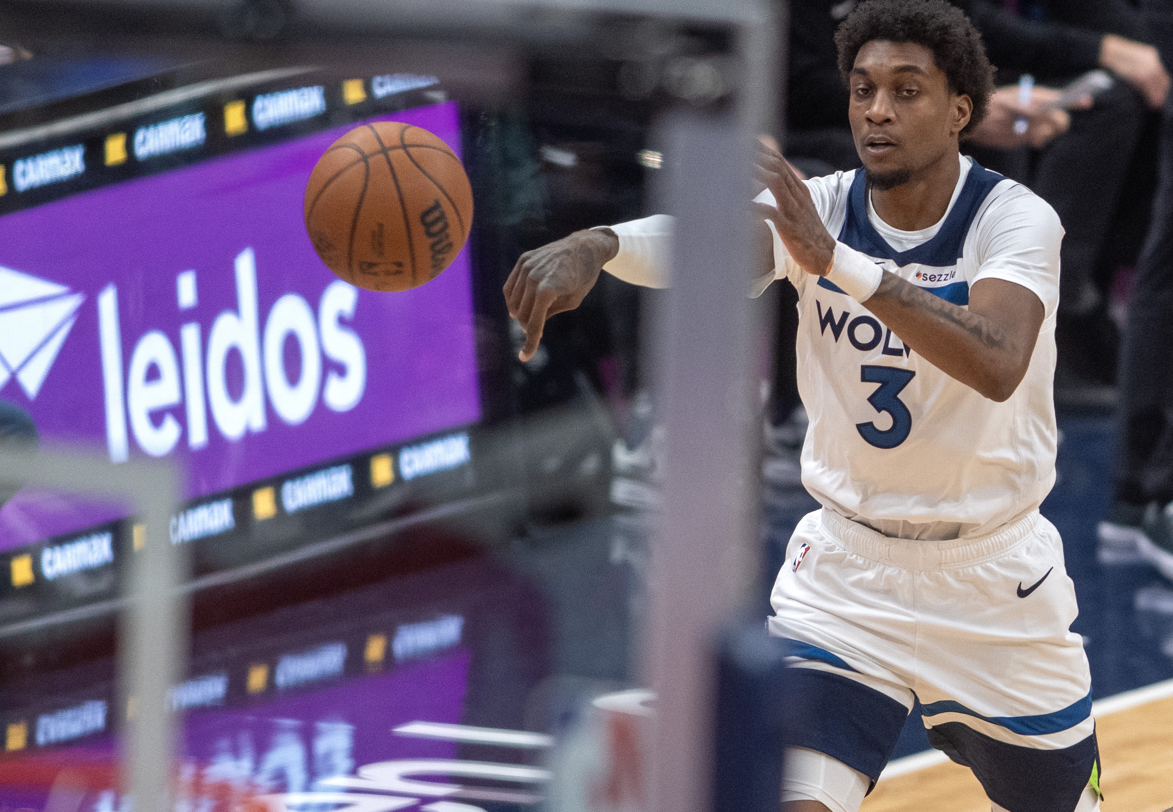 开云体育入口-爱德华兹：麦丹每晚都全力以赴&amp;无论攻防 我们都非常依赖他